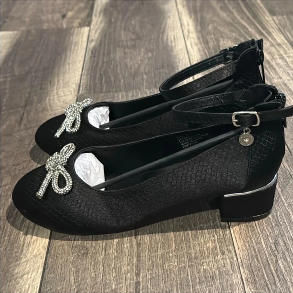 New authentic Vince Camuto girls black dress shoes sz 3 display